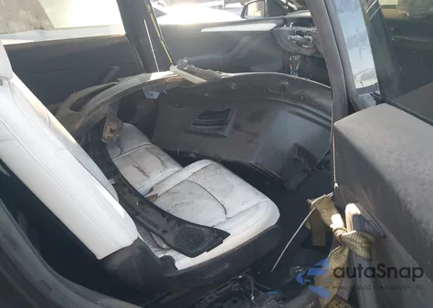 2024 Tesla Model Y Long Range Dual Motor All-Wheel Drive z USA, uszkodzony, nr VIN 7SAYGAEE2RF009485